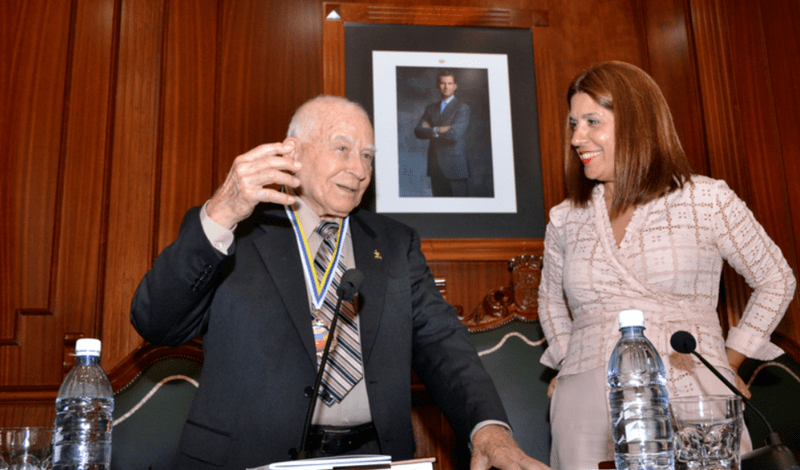 Momento del acto de entrega de la Medalla al Mérito Cultural a Francisco Henríquez/TA.